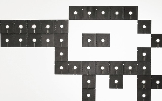 Revólver. Cyro García. Diskettes 5 1/4. Instalación Arte Contemporáneo