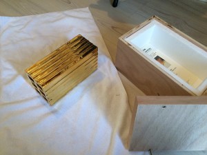 The Golden Brick. Cyro García. Cerámica y lustre de oro.