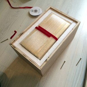 The Golden Brick. Cyro García. Cerámica y lustre de oro.