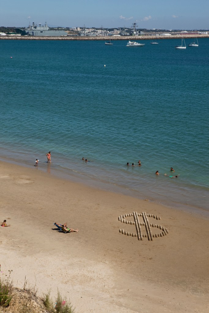 Dollar. Cyro García. Site-specific. Intervención efímera en Rota