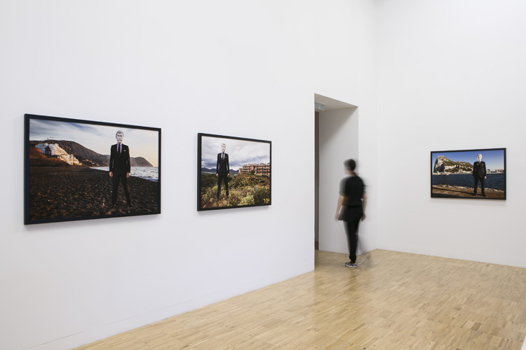 Cyro Garcia. Exposición "¿Quién es ese hombre?" en TEA, Tenerife, comisarida por Adonay Bermúdez. Fotografía contemporánea. Arte contemporáneo